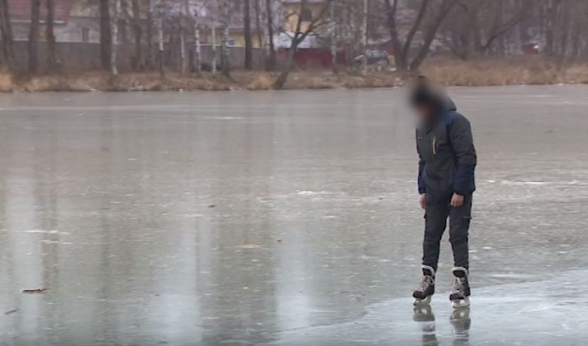 В Ярославле запретили выходить на лед и выезжать на него на машине