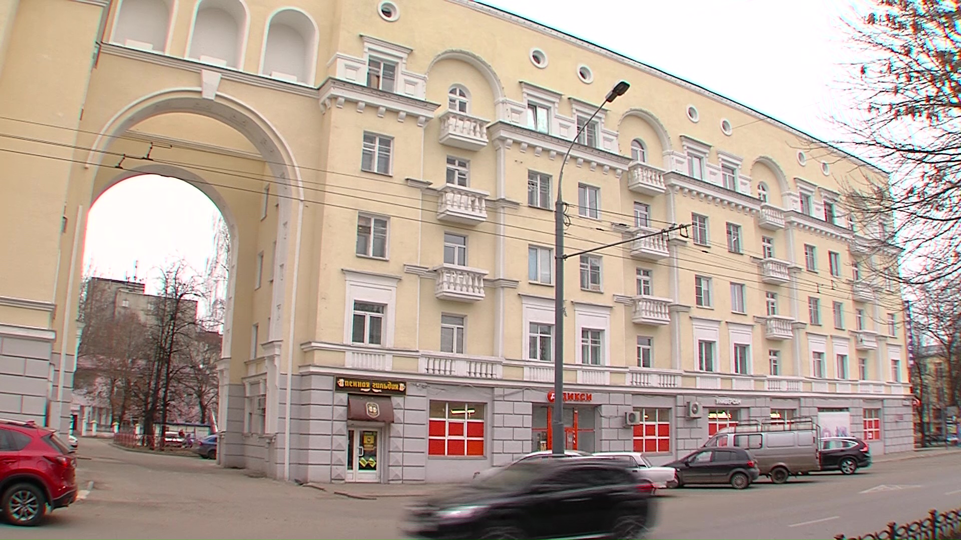 В Ярославле полностью восстановили фасад одного из самых крупных зданий города