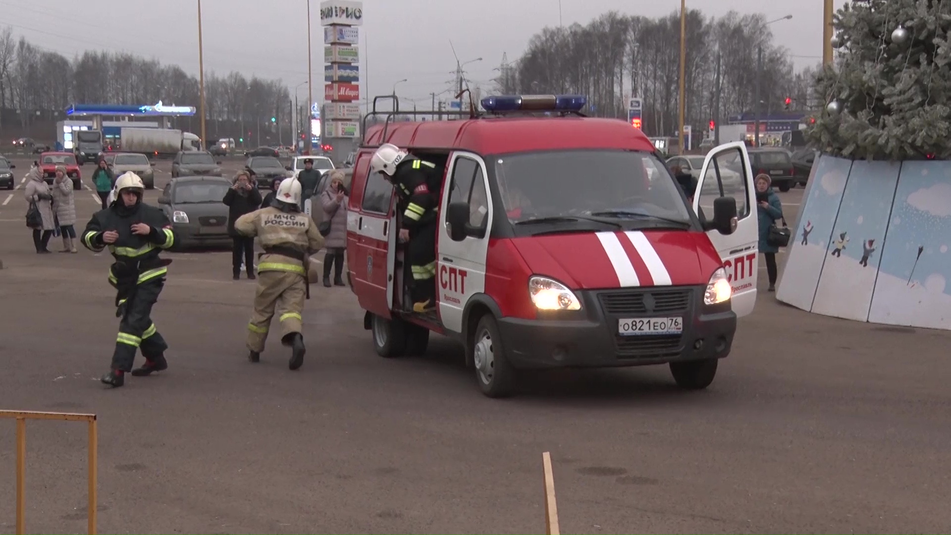 Двое пострадавших и 15 пожарных машин: в ярославском ТЦ прошли учения спасателей