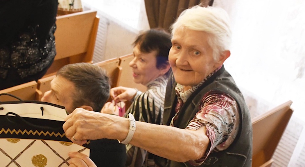 Ярославцы могут порадовать одиноких пенсионеров новогодними подарками
