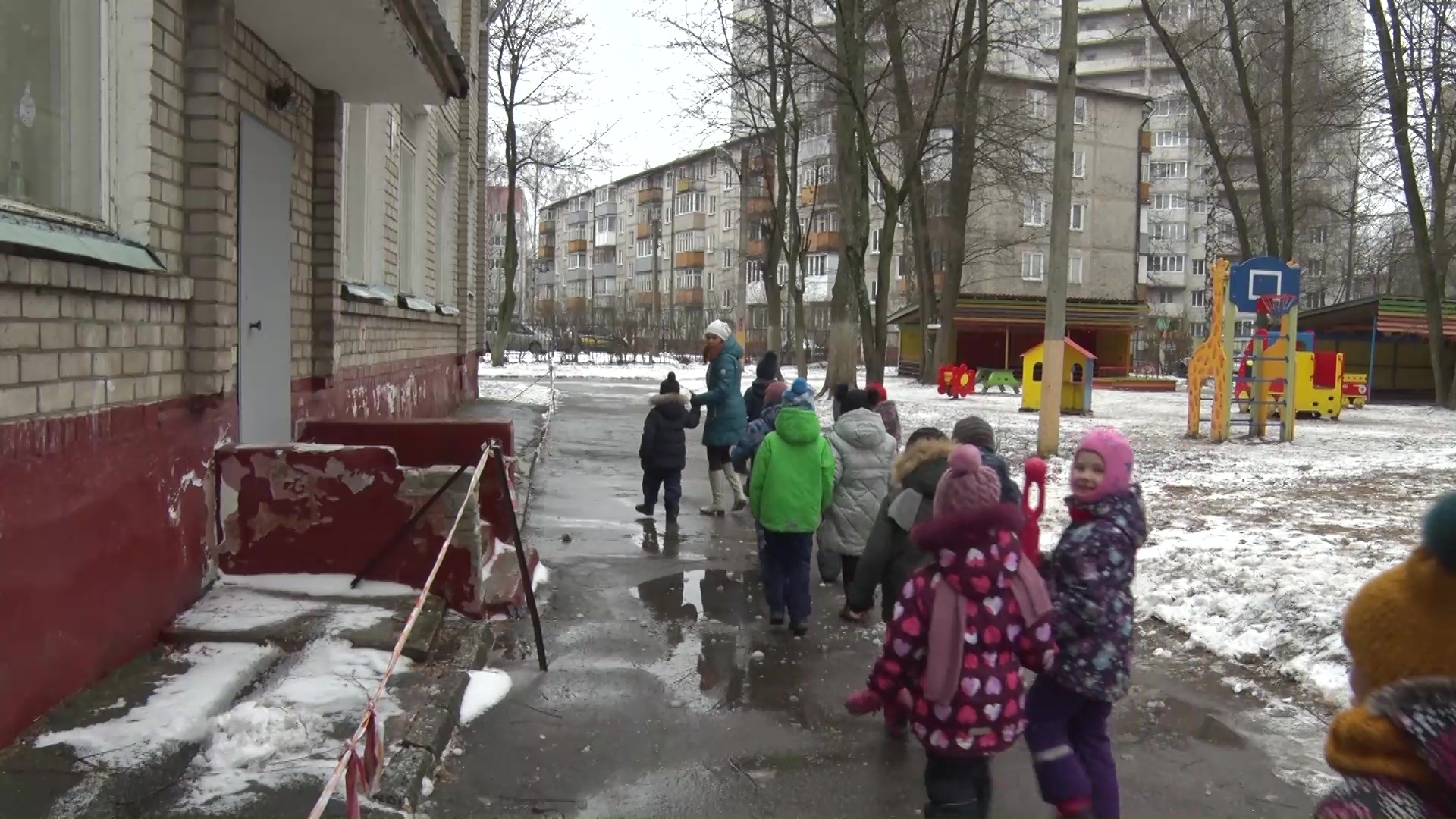 Детям пришлось прятаться на веранде: подробности хулиганских выходок подростков в ярославском детском саду