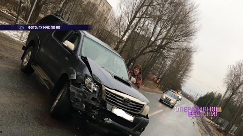В Рыбинском районе внедорожник протаранил пассажирский автобус