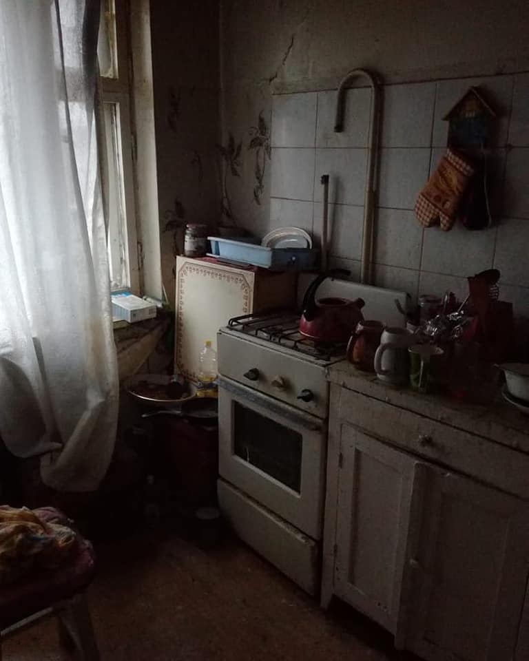Грязь, плесень и мусор: жильцы захламили муниципальную квартиру на Резинотехнике