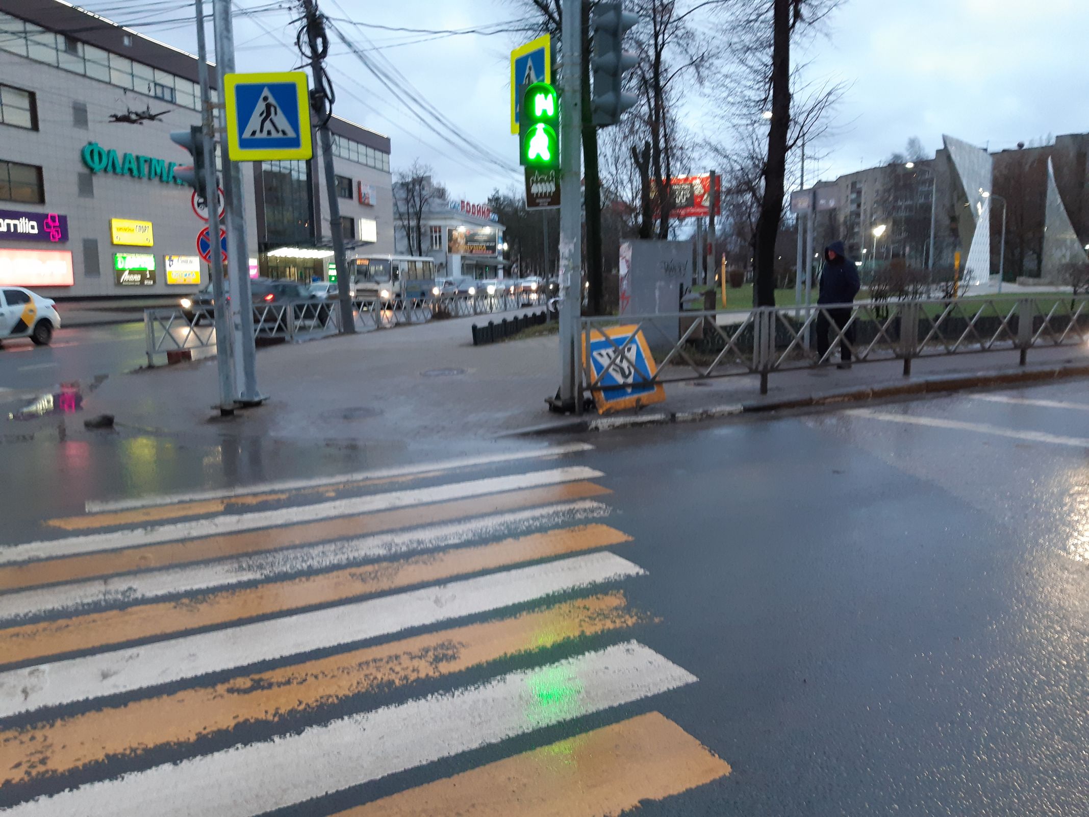 Город упавших знаков: мощный ветер устроил погром в Ярославле