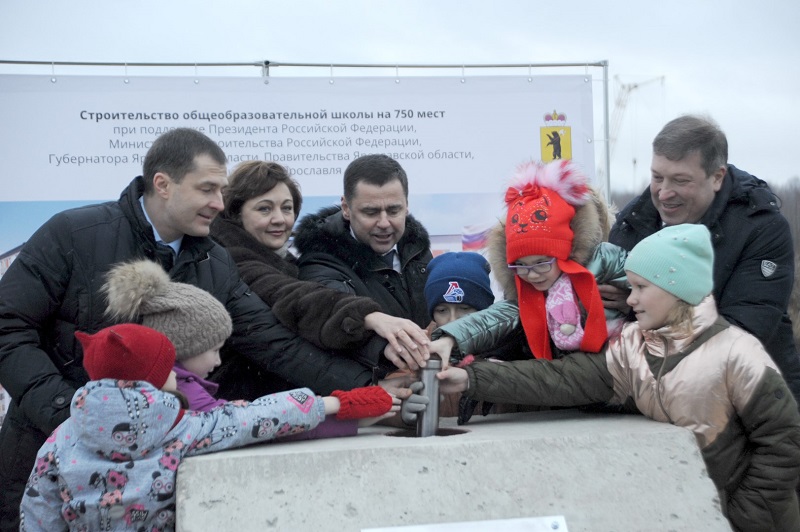 Губернатор Дмитрий Миронов принял участие в закладке капсулы на месте строительства школы в Ярославле