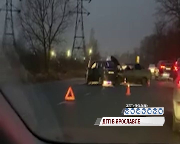 В Ярославле дорогу не поделили две легковушки: есть пострадавшие