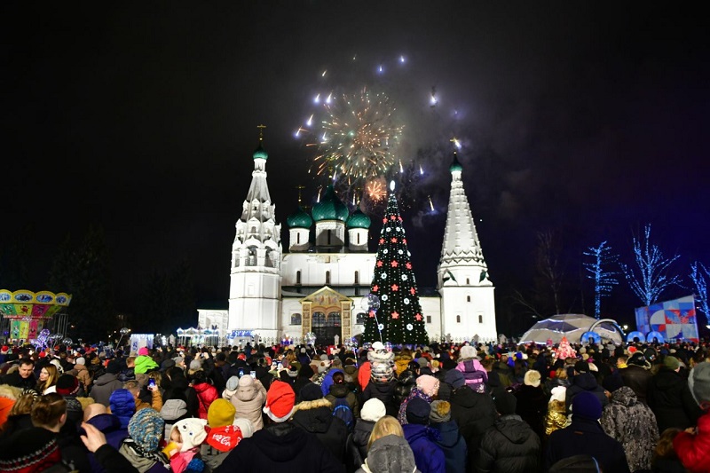 Тысячи людей встретили Новый год на Советской площади Ярославля- ФОТО