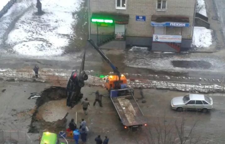 В Рыбинске две машины рухнули в огромную яму