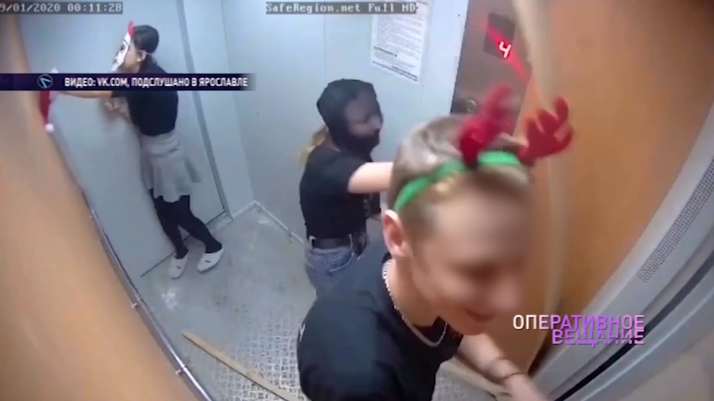 Олень, два Деда Мороза и девушка с чулком на голове разнесли лифт в ярославской новостройке
