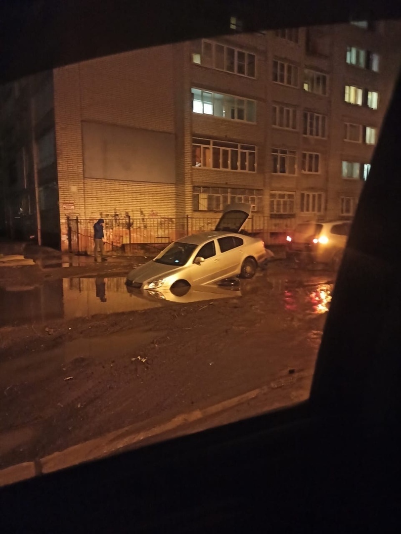 Автомобили на водопое: в луже на улице Строителей в Ярославле тонут автомобили