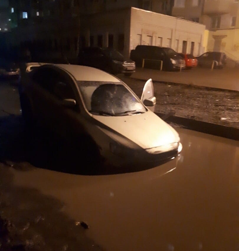Автомобили на водопое: в луже на улице Строителей в Ярославле тонут автомобили