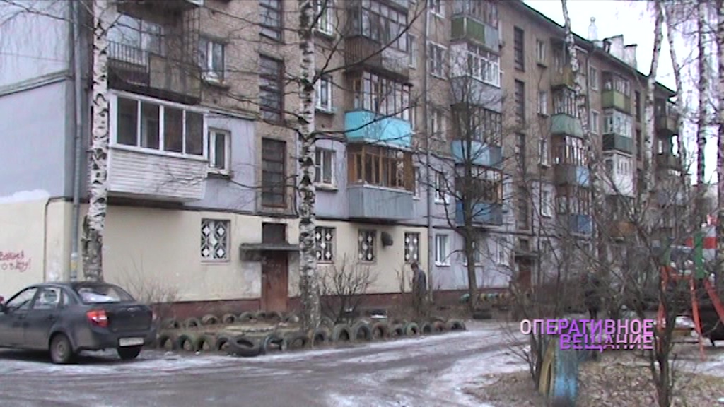 Ярославские приставы дежурят у квартиры нерадивой матери, задолжавшей детям миллион