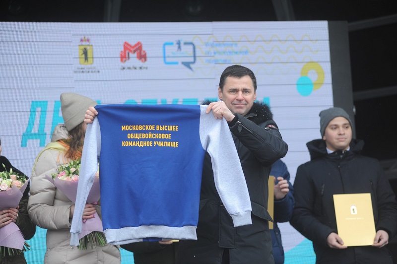 Ярославские студенты подарили Дмитрию Миронову бомбер с логотипом его учебного заведения