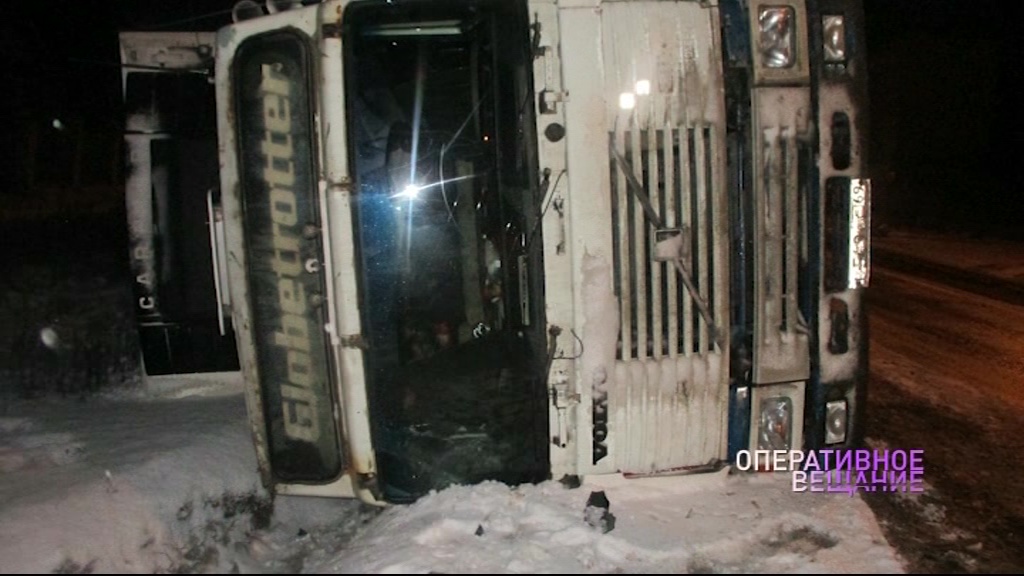 Под Переславлем перевернулся грузовик, не поделивший дорогу с внедорожником