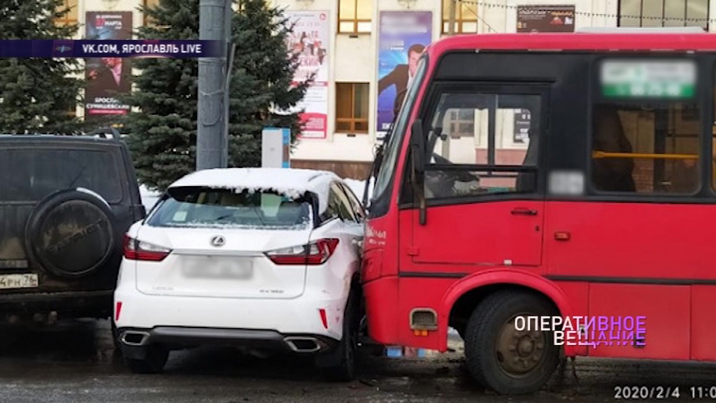 В Ярославле пассажирский автобус протаранил иномарку