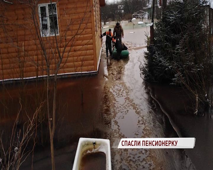 Сотрудники ЦГЗ спасли ярославскую пенсионерку из затопленного дома
