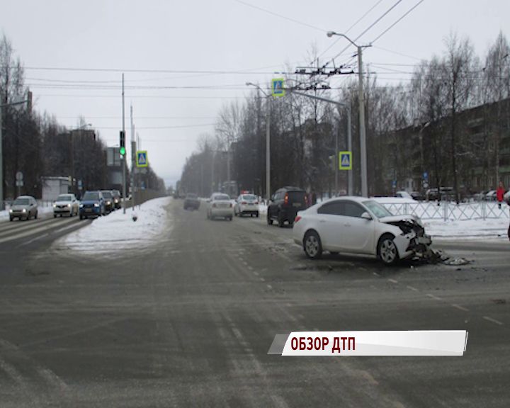 Две иномарки не разъехались на перекрестке в Дзержинском районе: трое пострадали