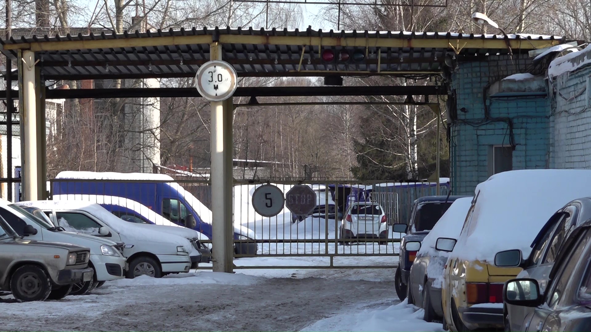 Сотрудники ярославской почтовой автобазы пожаловались на минусовую температуру в цехах
