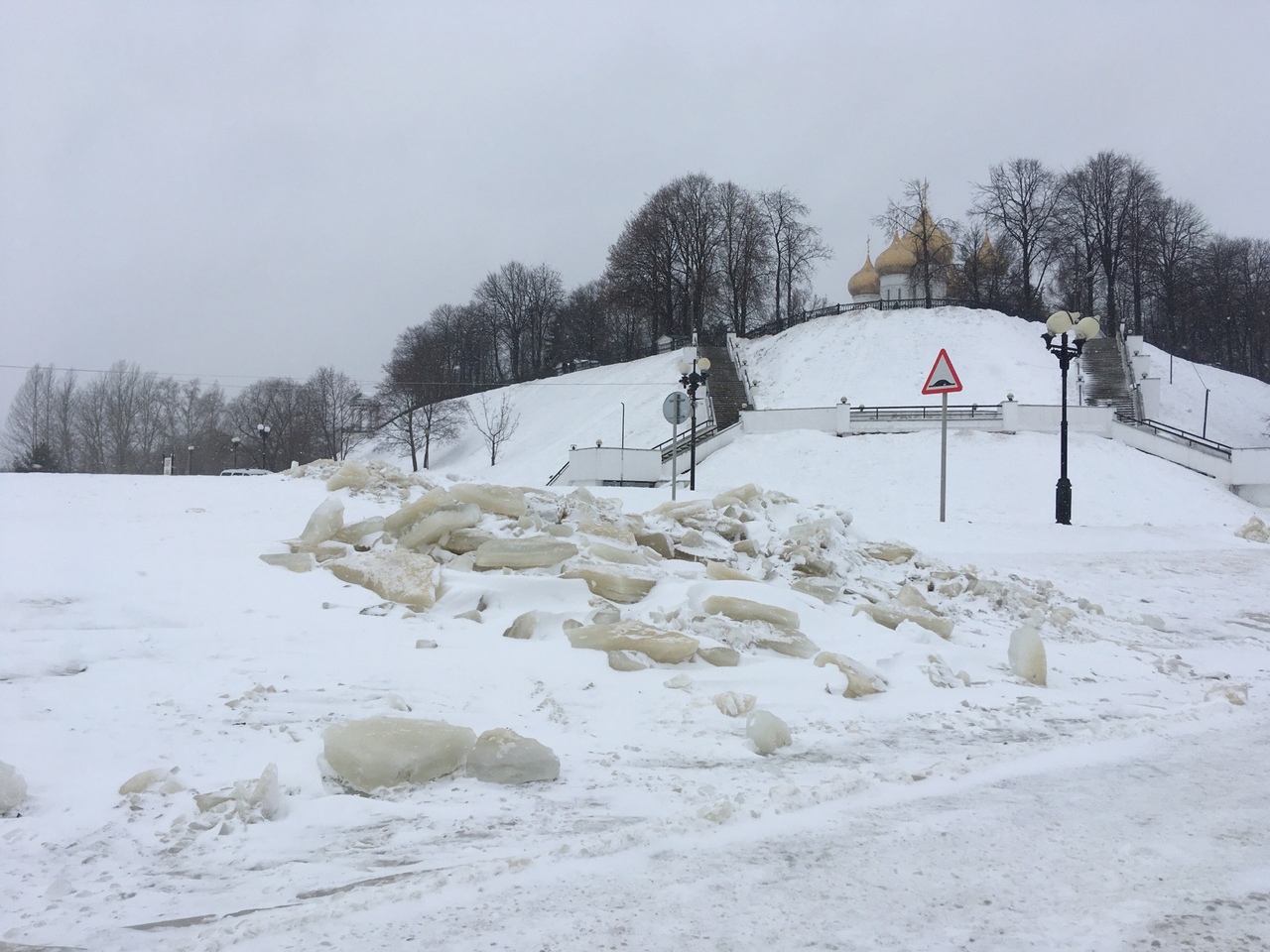 Фоторепортаж: последствия паводка на Волжской набережной в Ярославле