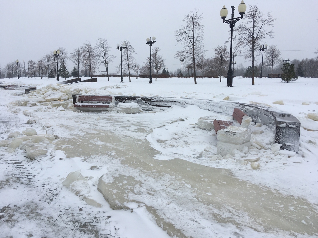 Фоторепортаж: последствия паводка на Волжской набережной в Ярославле