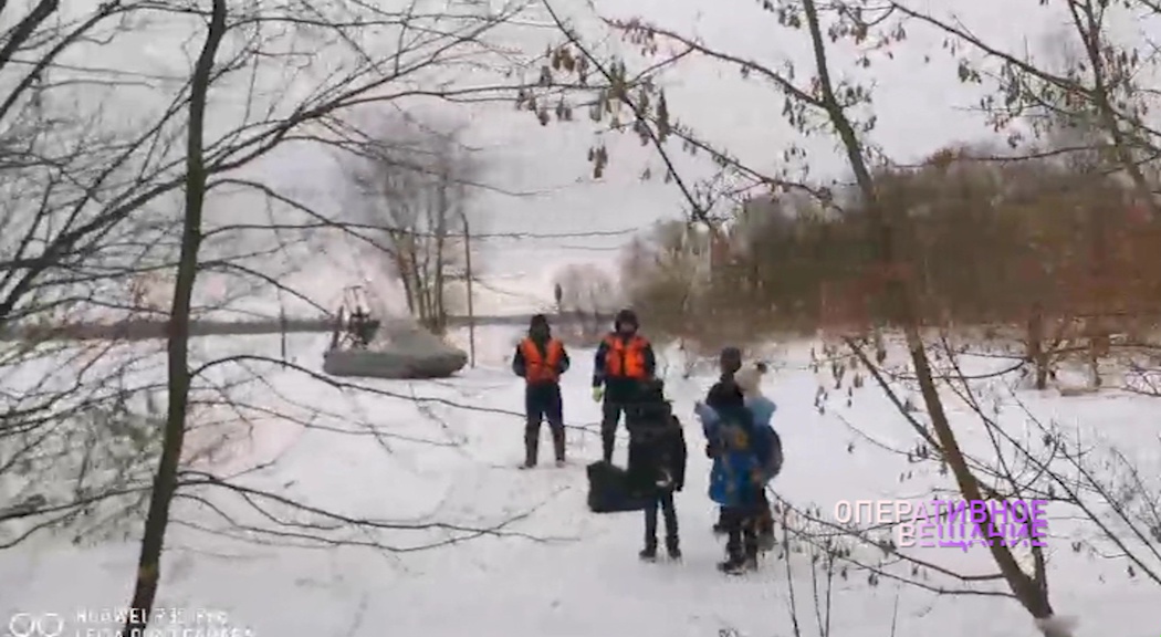 Предотвратили трагедию: в Ярославле спасатели сняли с тонкого льда нескольких школьников