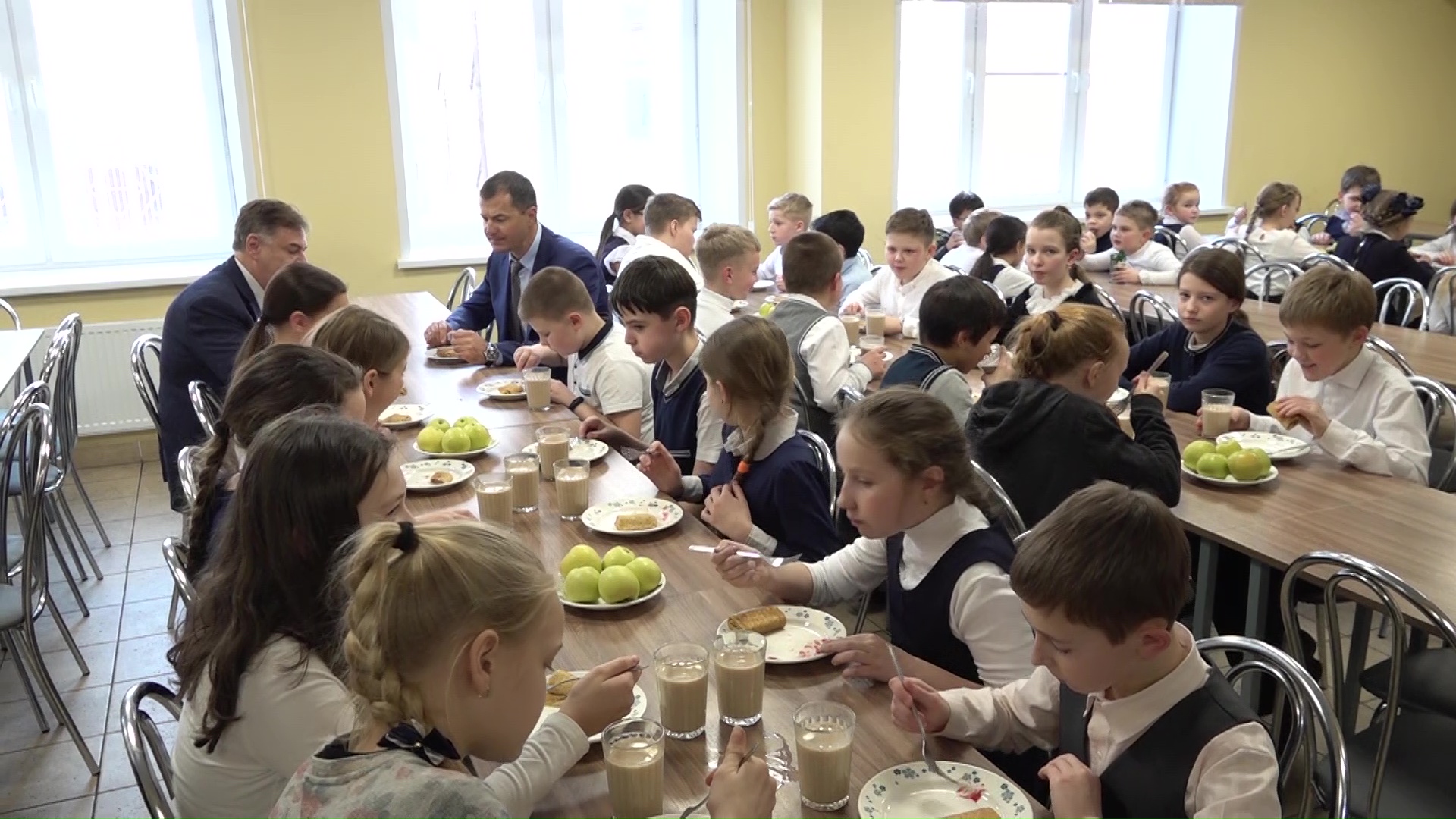 Эксперт из Бразилии оценил блинчики в школьных столовых Ярославля и захотел привезти рецепт на родину