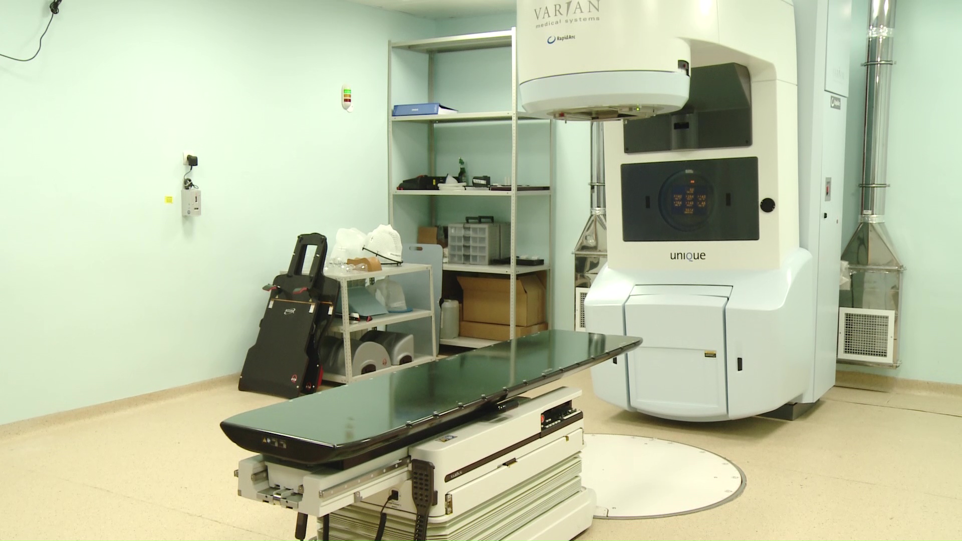 Воздействие только на опухоль: в Ярославской онкобольнице заработал новый аппарат лучевой терапии