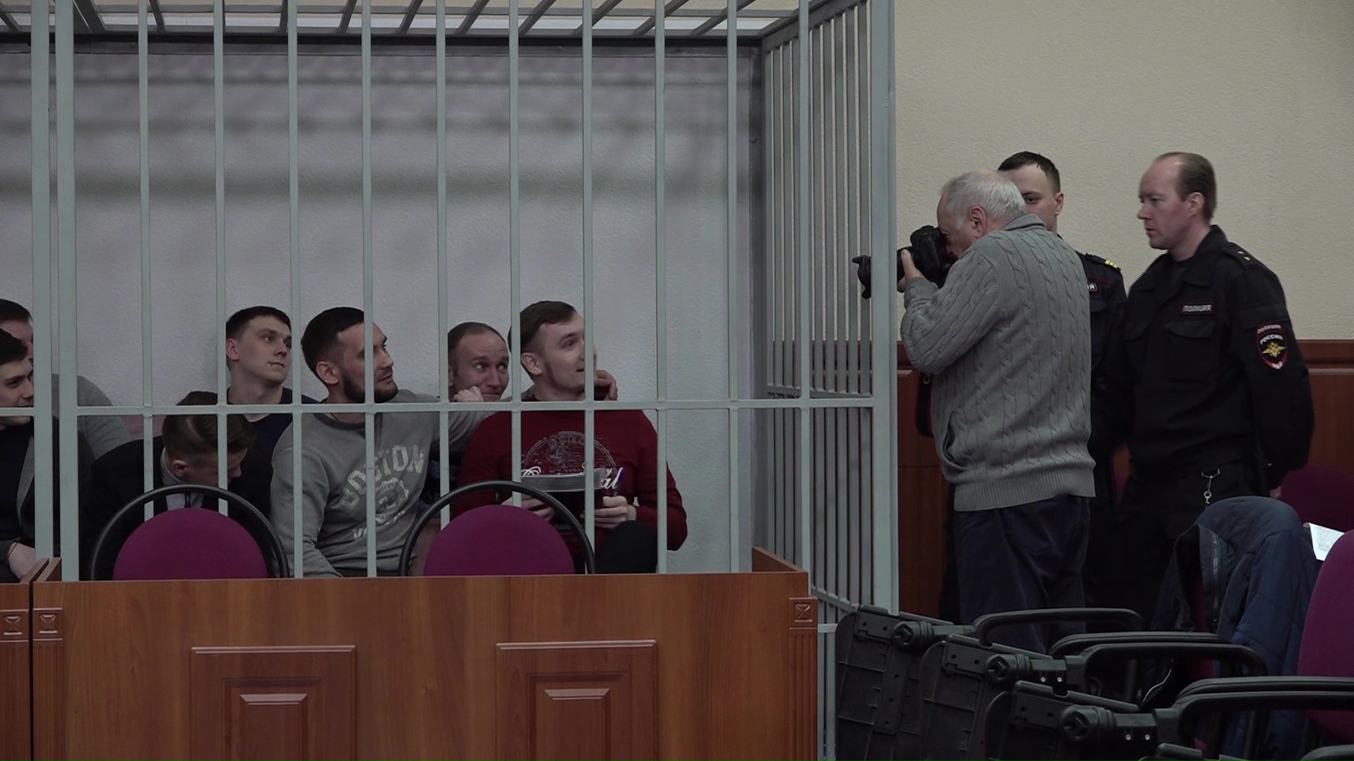 Улыбались на камеру до прихода судьи: в Ярославле начали слушать дело об избиении заключенного в колонии №1