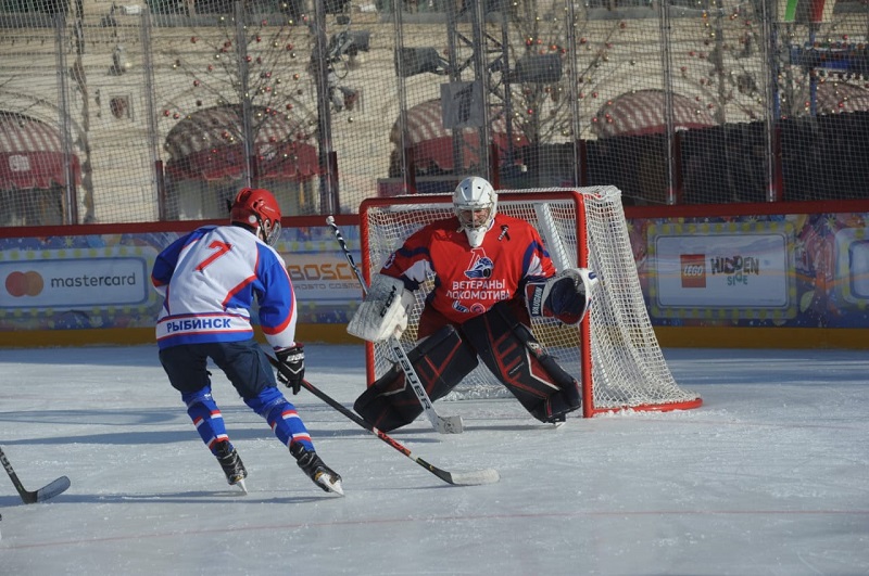 ФОТО: Дмитрий Миронов и ветераны «Локомотива» сыграли с юношеской командой по хоккею на Красной площади в Москве