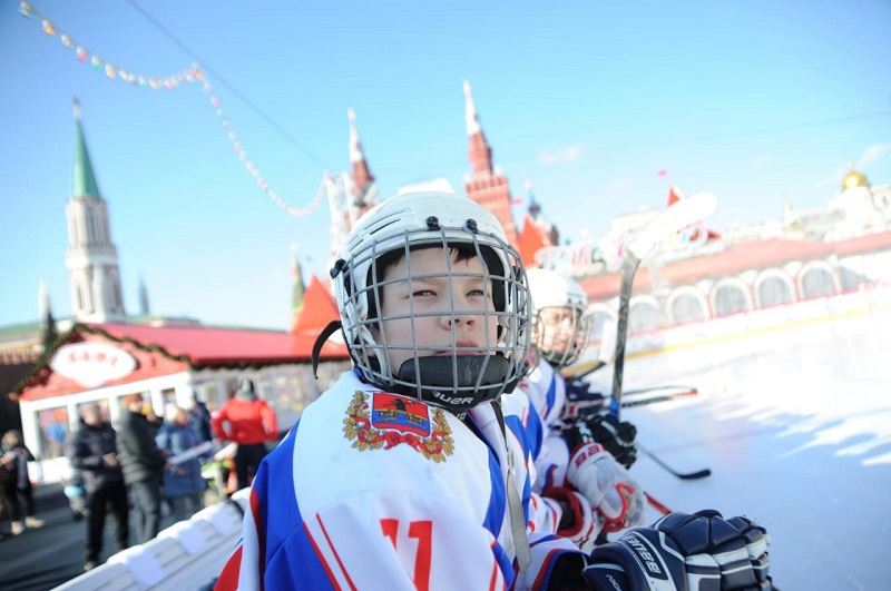 ФОТО: Дмитрий Миронов и ветераны «Локомотива» сыграли с юношеской командой по хоккею на Красной площади в Москве