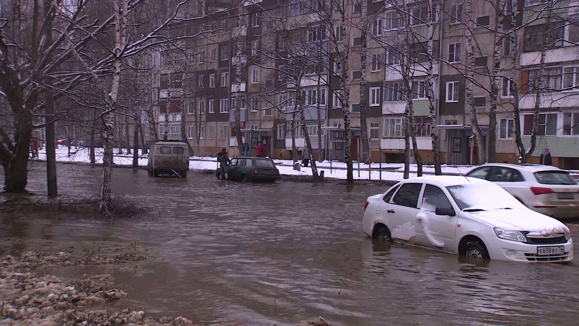 Затопило всю: улица в Заволжском районе превратилась в озеро