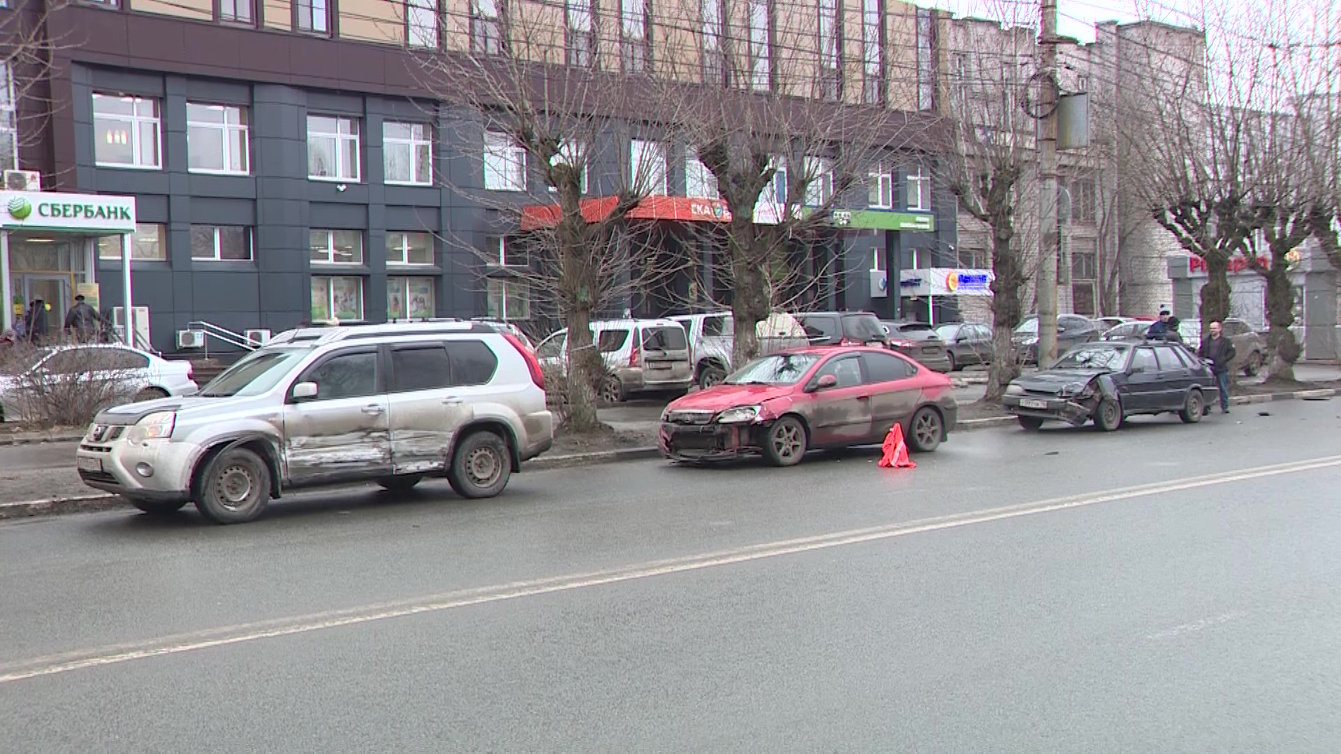 Сразу три автомобиля не разъехались на улице Городской Вал в Ярославле
