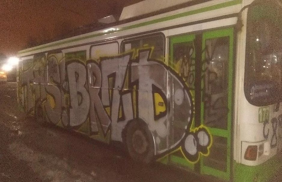 В Ярославле вандалы оставили «поздравления» на троллейбусах