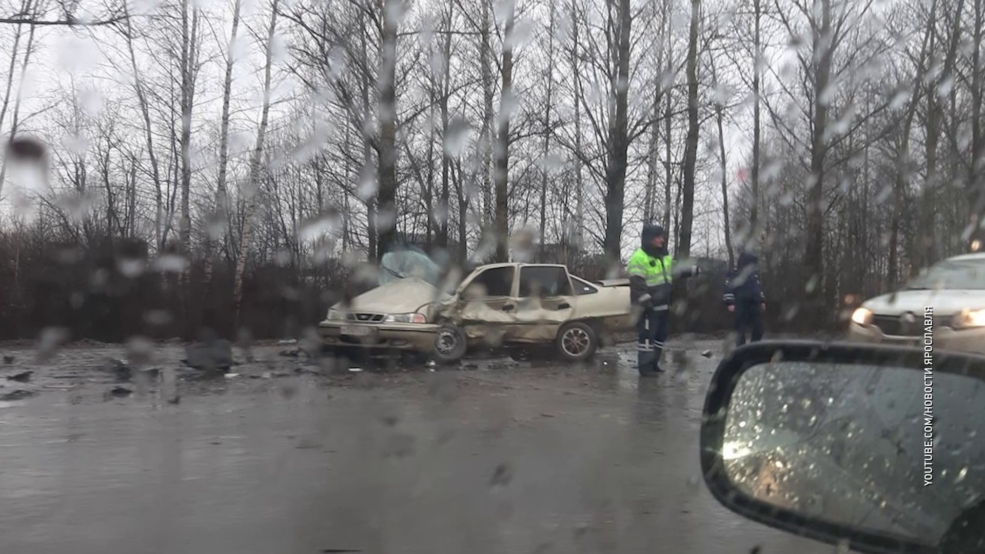 В Дзержинском районе в тройном ДТП машину сложило пополам | Первый  ярославский телеканал