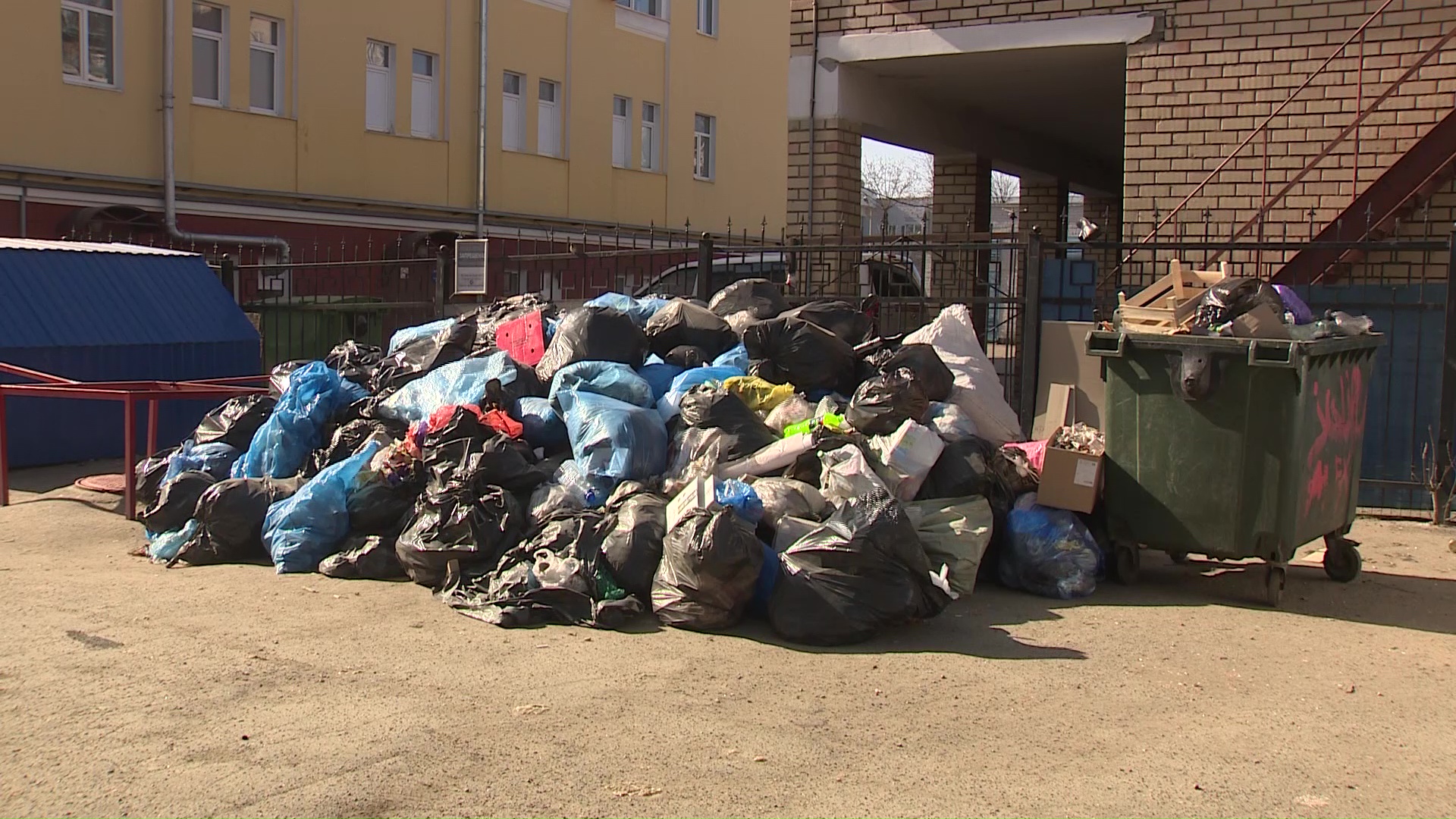 В центре Ярославля появилась бесхозная свалка мусора: кто должен ее ликвидировать
