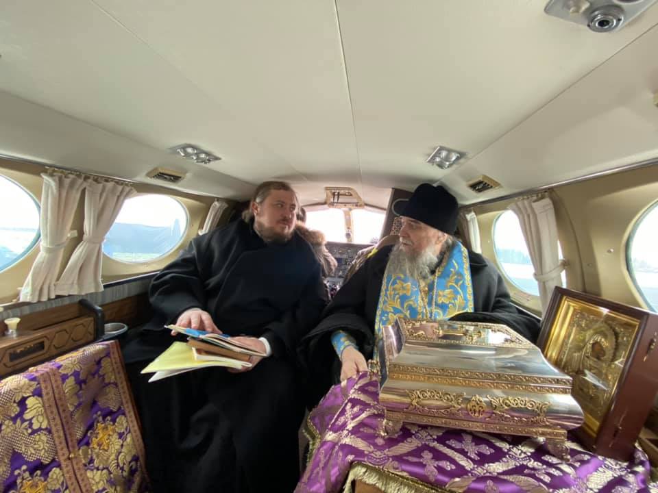 Ярославские епископы облетели область с чудотворной иконой