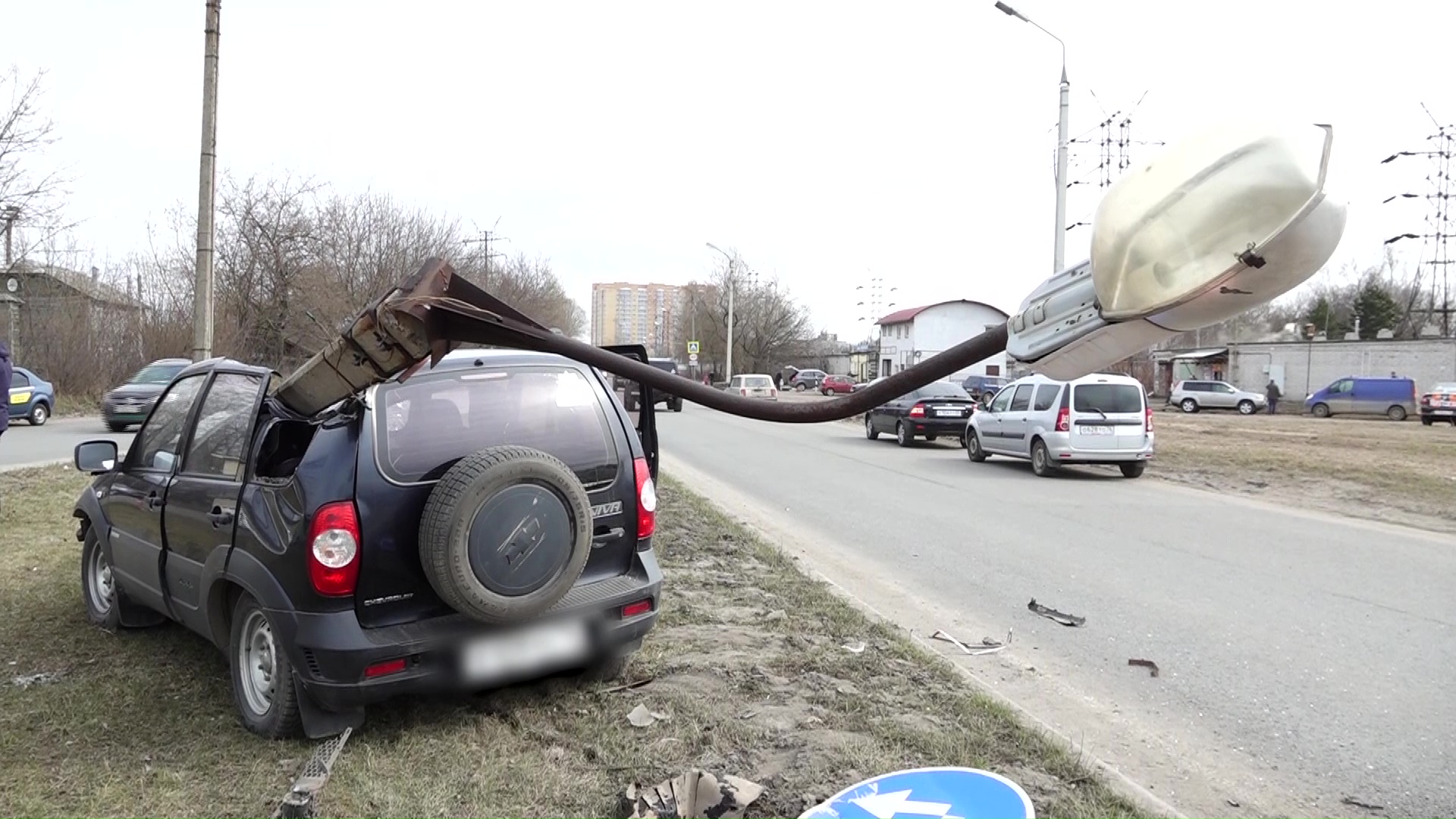 В Ярославле на внедорожник рухнул бетонный столб