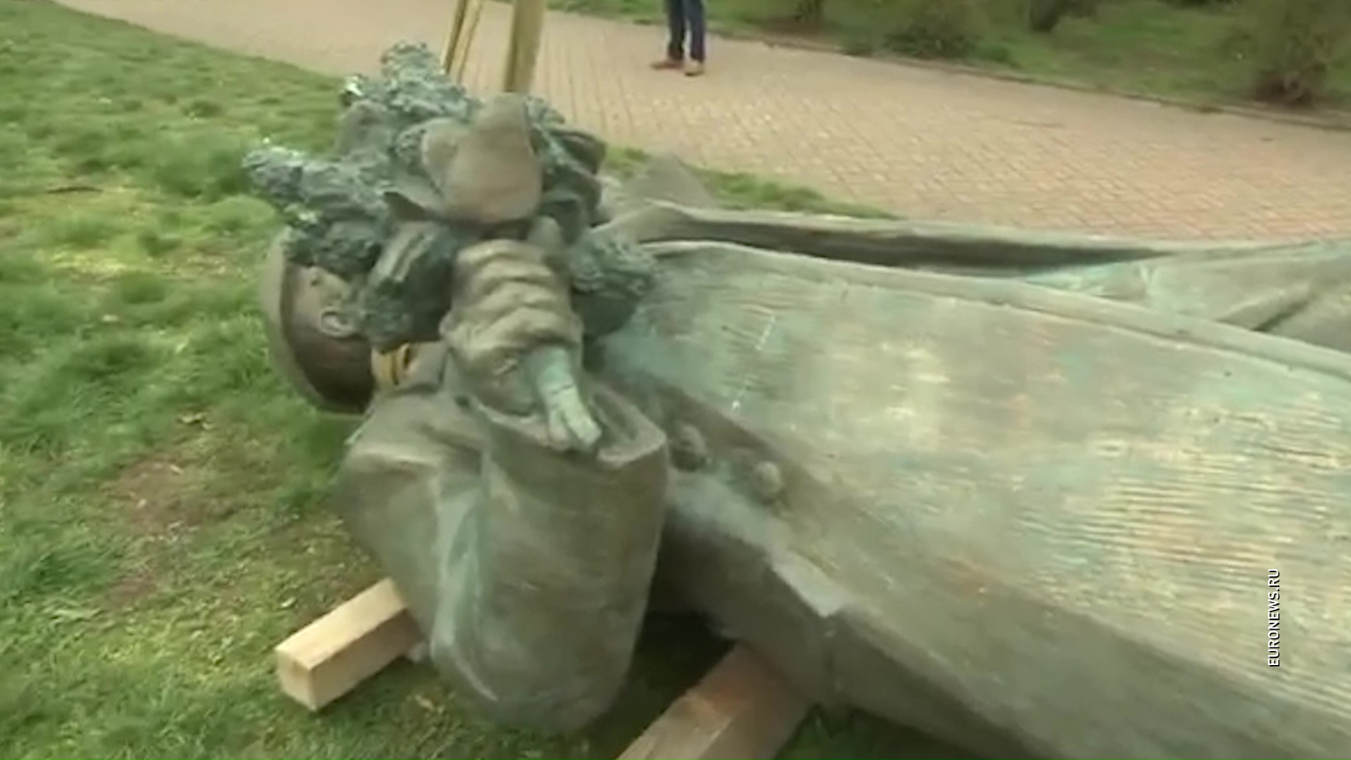 Чешские власти приняли решение снести памятник советскому маршалу в Праге: как отреагировали местные жители