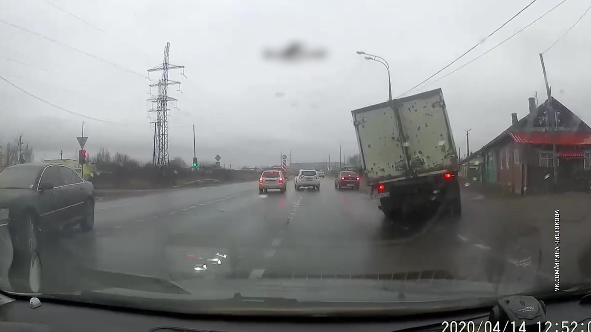 ВИДЕО: В Ростове водитель легковушки отправил в кювет грузовик