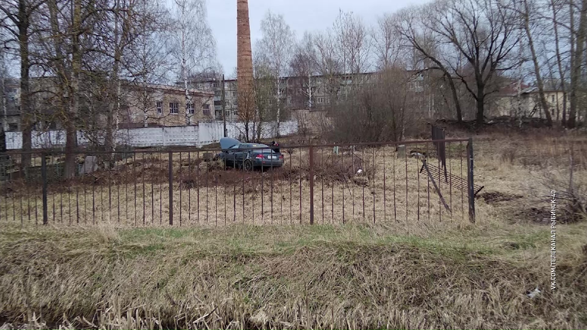 В Рыбинске водитель не справился с управлением и залетел на кладбище