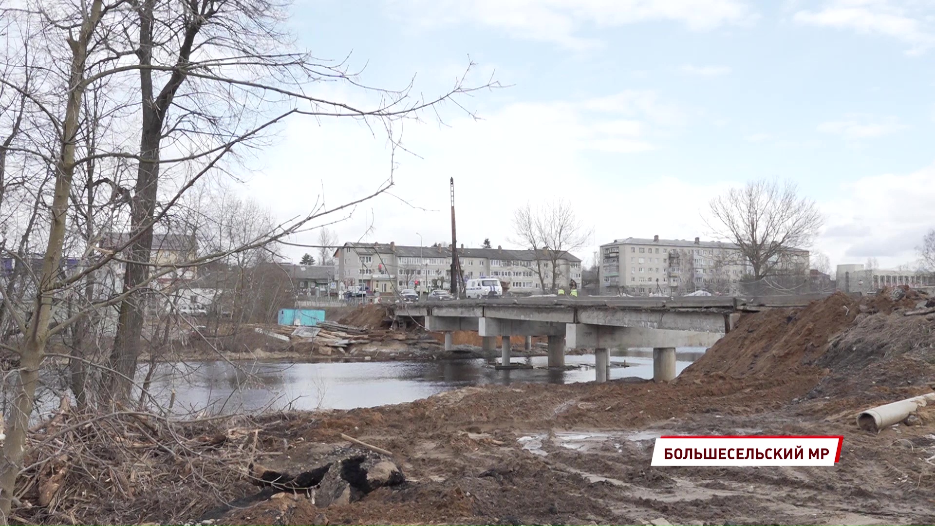 Специалисты проверили ход реконструкции моста через Юхоть в Большесельском районе