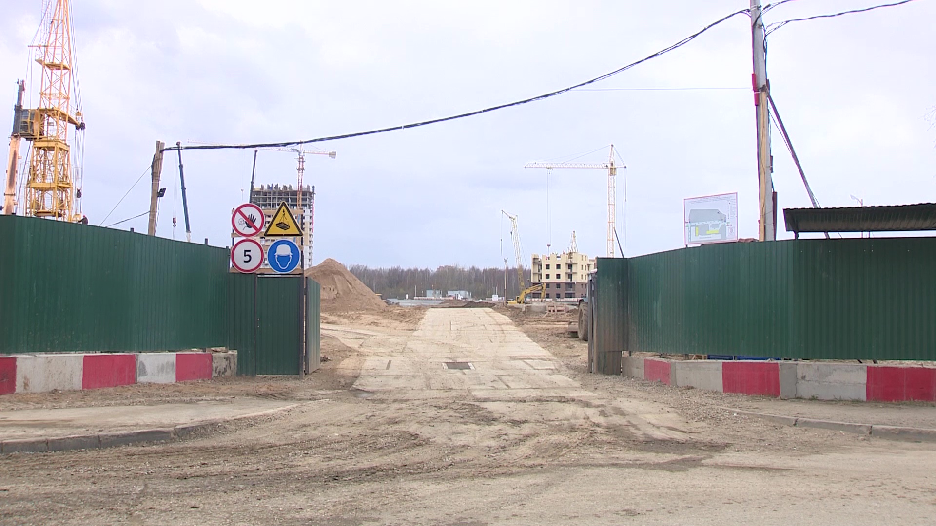 Во Фрунзенском районе на улице Чернопрудной продолжается строительство новой школы