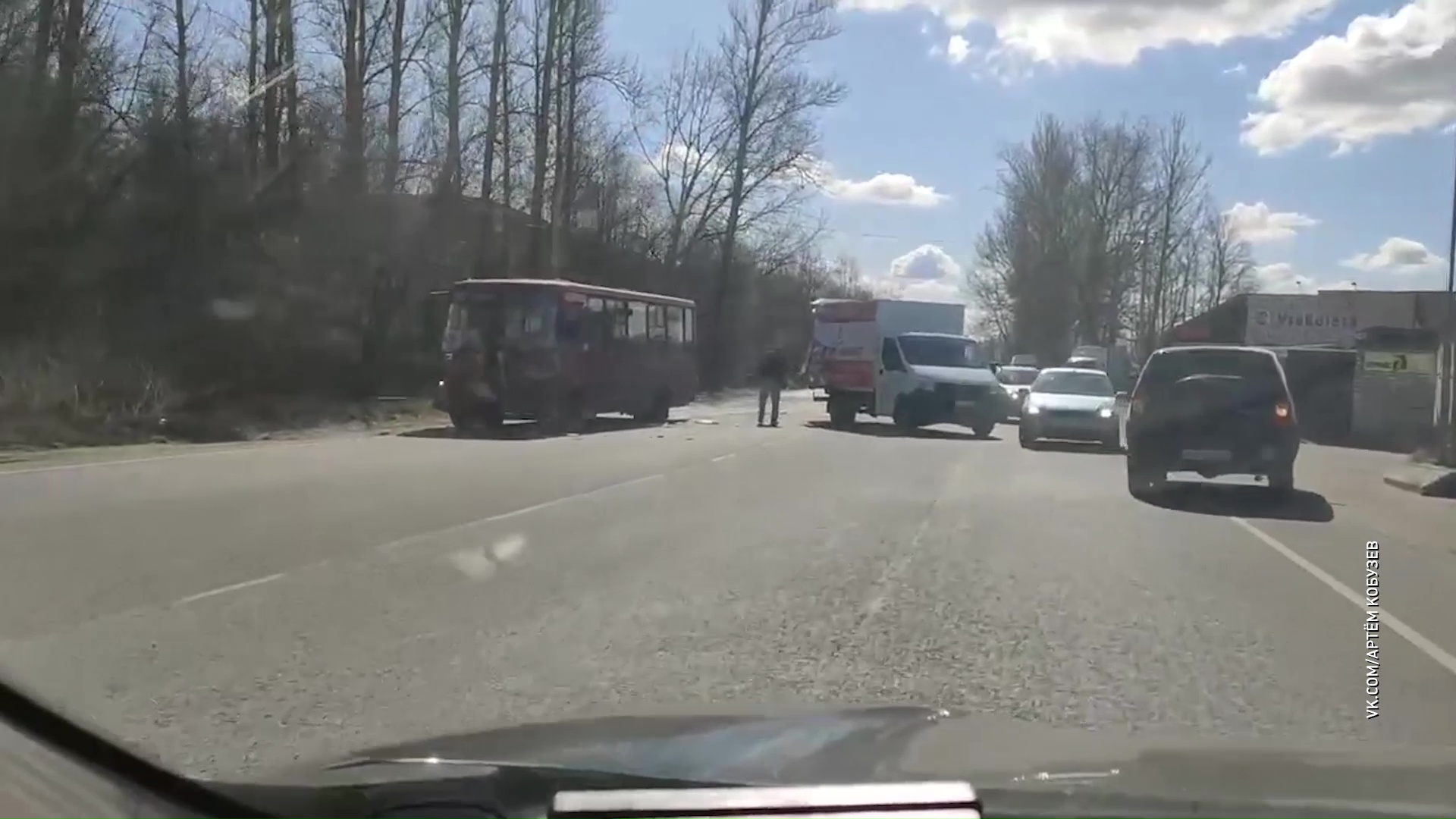 В Ярославле столкнулись маршрутка и грузовик