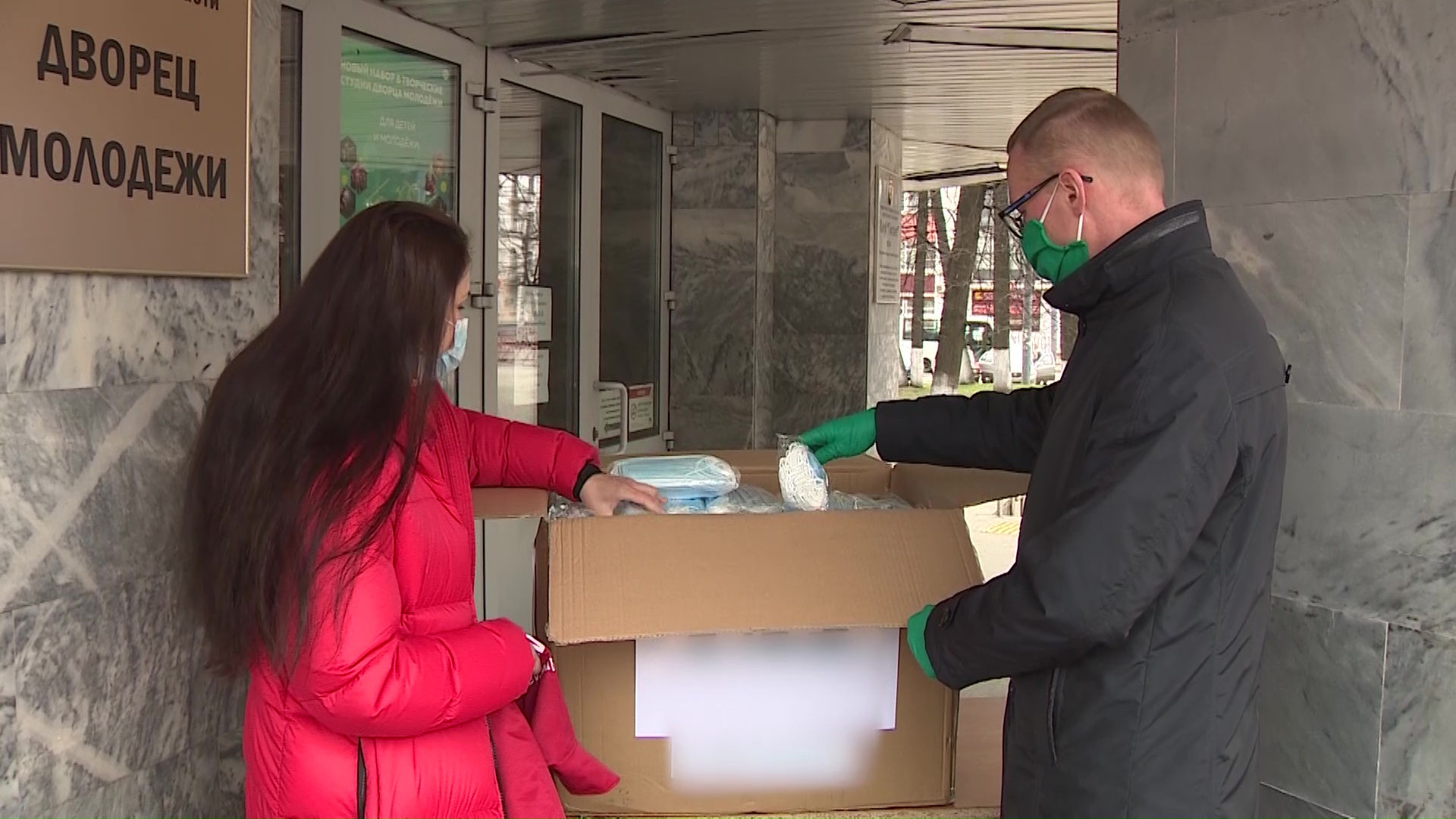 Ярославский моторный завод передал волонтерам защитные маски