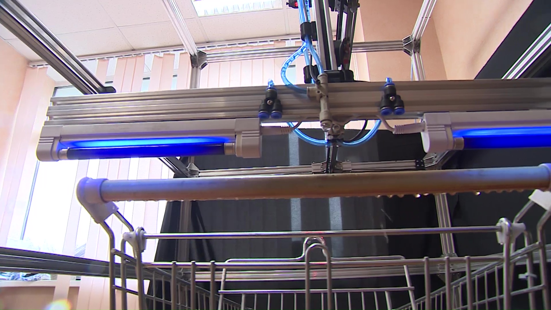 В Ярославле изобрели робота-дезинфектора для ручек магазинных тележек