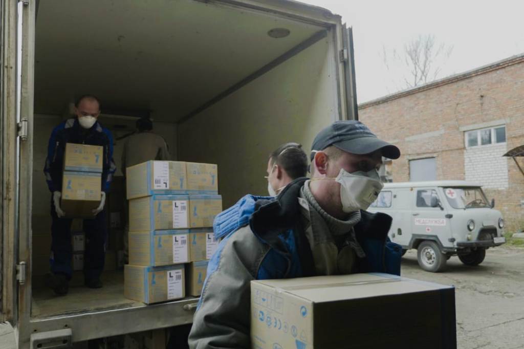 Ярославские медики получили 100 тысяч пар перчаток