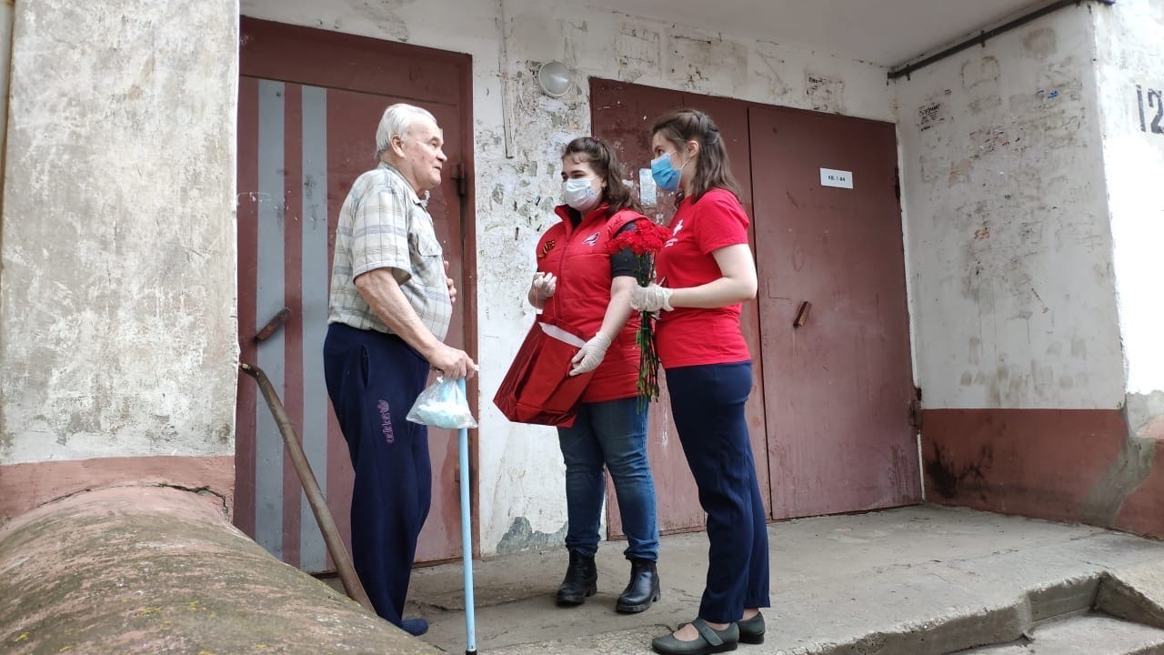 “Волонтеры-медики” поздравили ветерана Великой Отечественной с наступающим Днем Победы