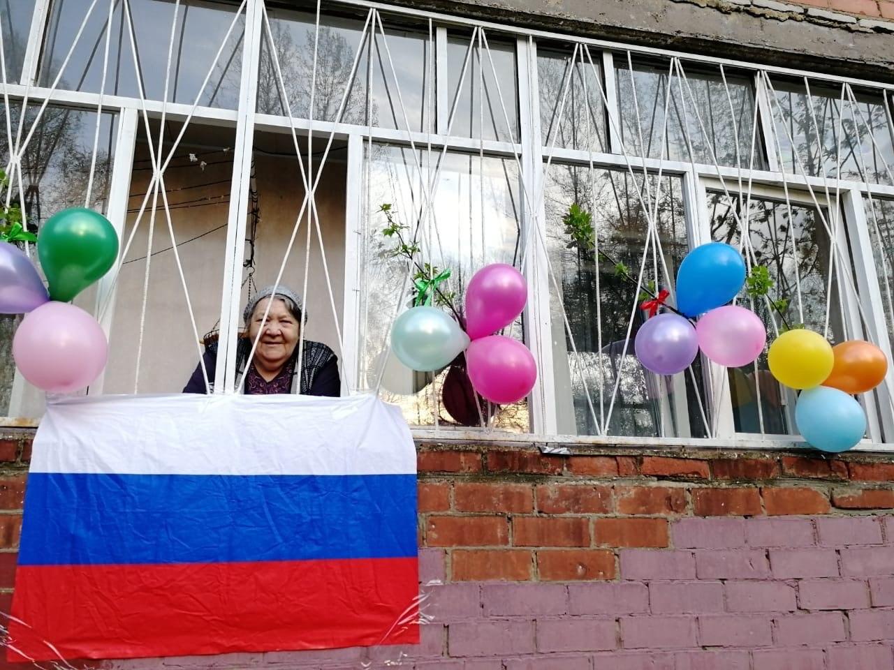 “Волонтеры-медики” украсили балкон пенсионерки к Дню Победы