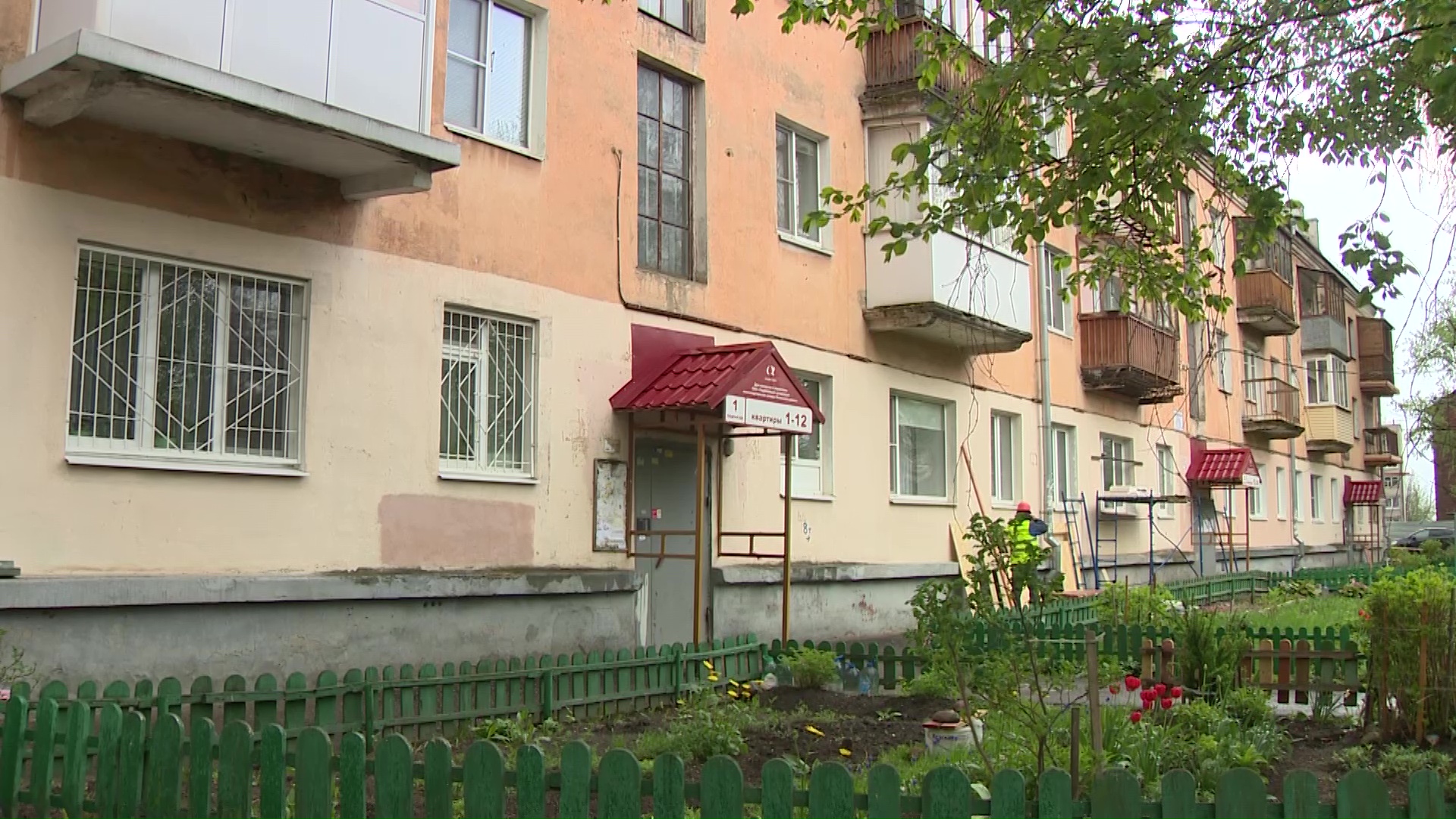 В Ярославле на месяц раньше начали капремонт фасада дома 1939 года постройки