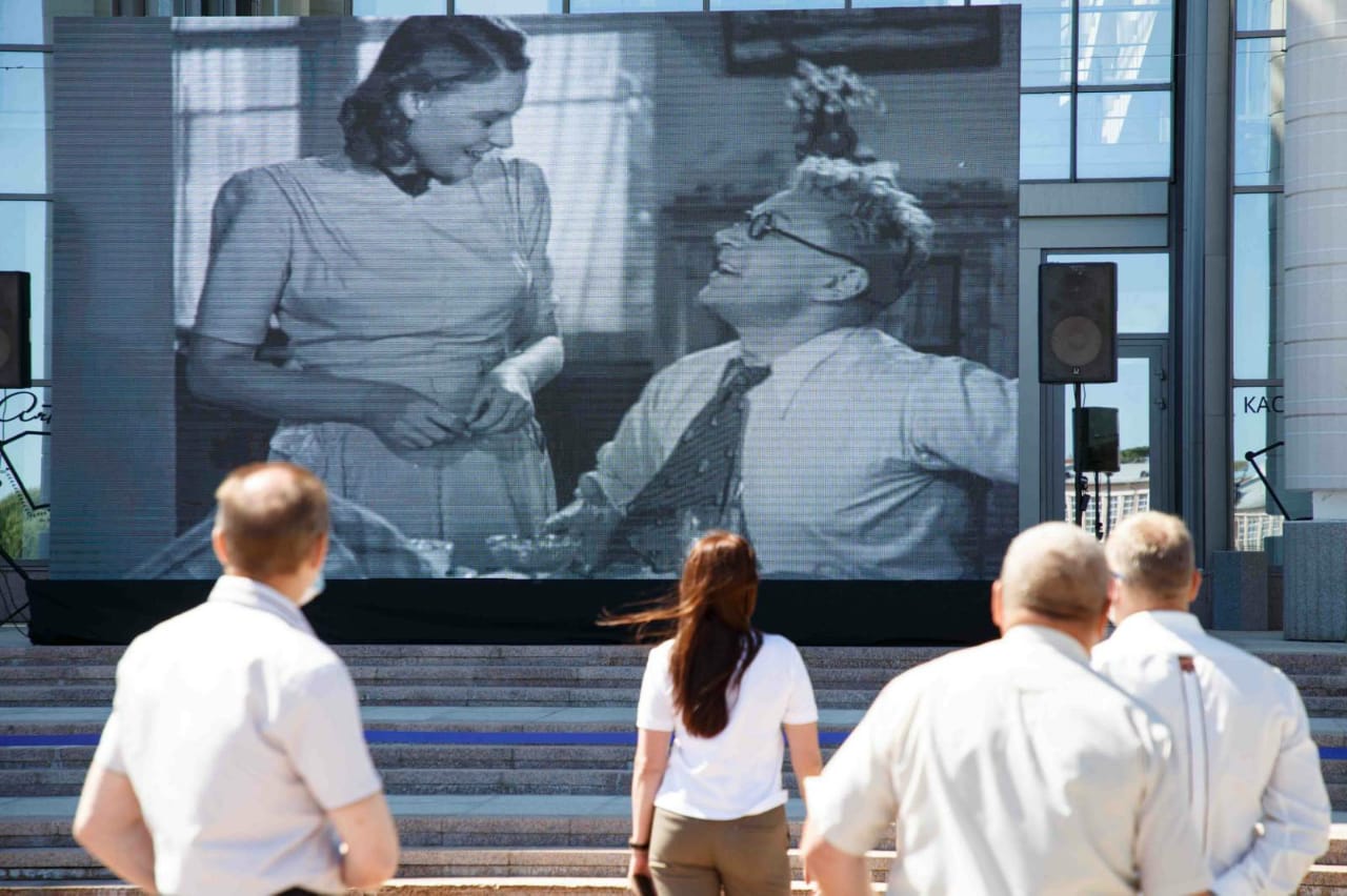 На площадке у КЗЦ “Миллениум” проходит киномарафон Победы под открытым небом
